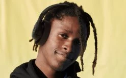 JBL Tune 710BT Wireless Over-Ear Headphones -Audio Bliss Boutique 3.JBL TUNE 710BT Lifestyle Image Battery Life min