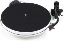 Pro-Ject RPM 1 Carbon Manual Turntable With 8.6'' Carbon Tonearm -Audio Bliss Boutique RPM 1 Carbon 2